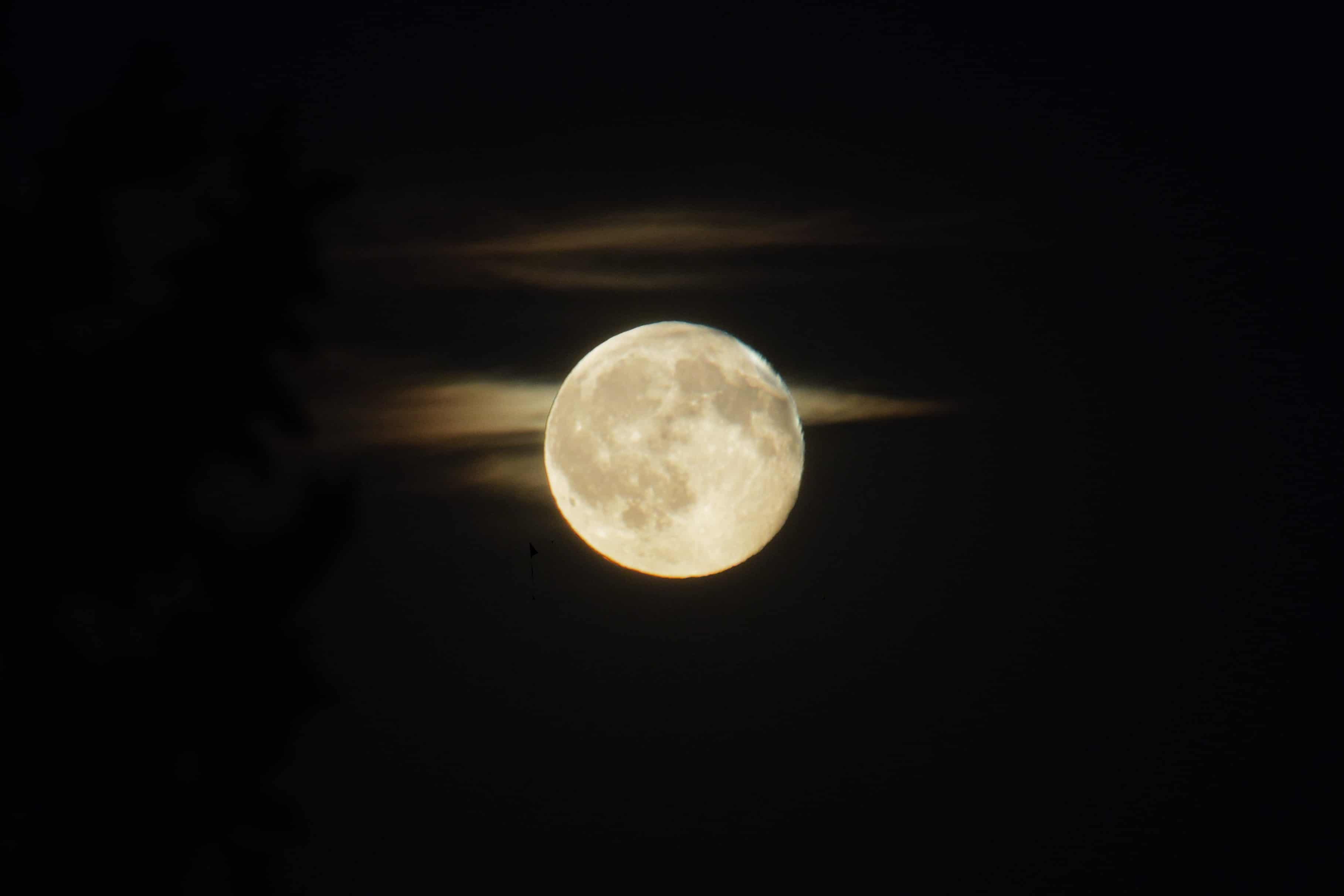 La luna con nuvole dietro di essa