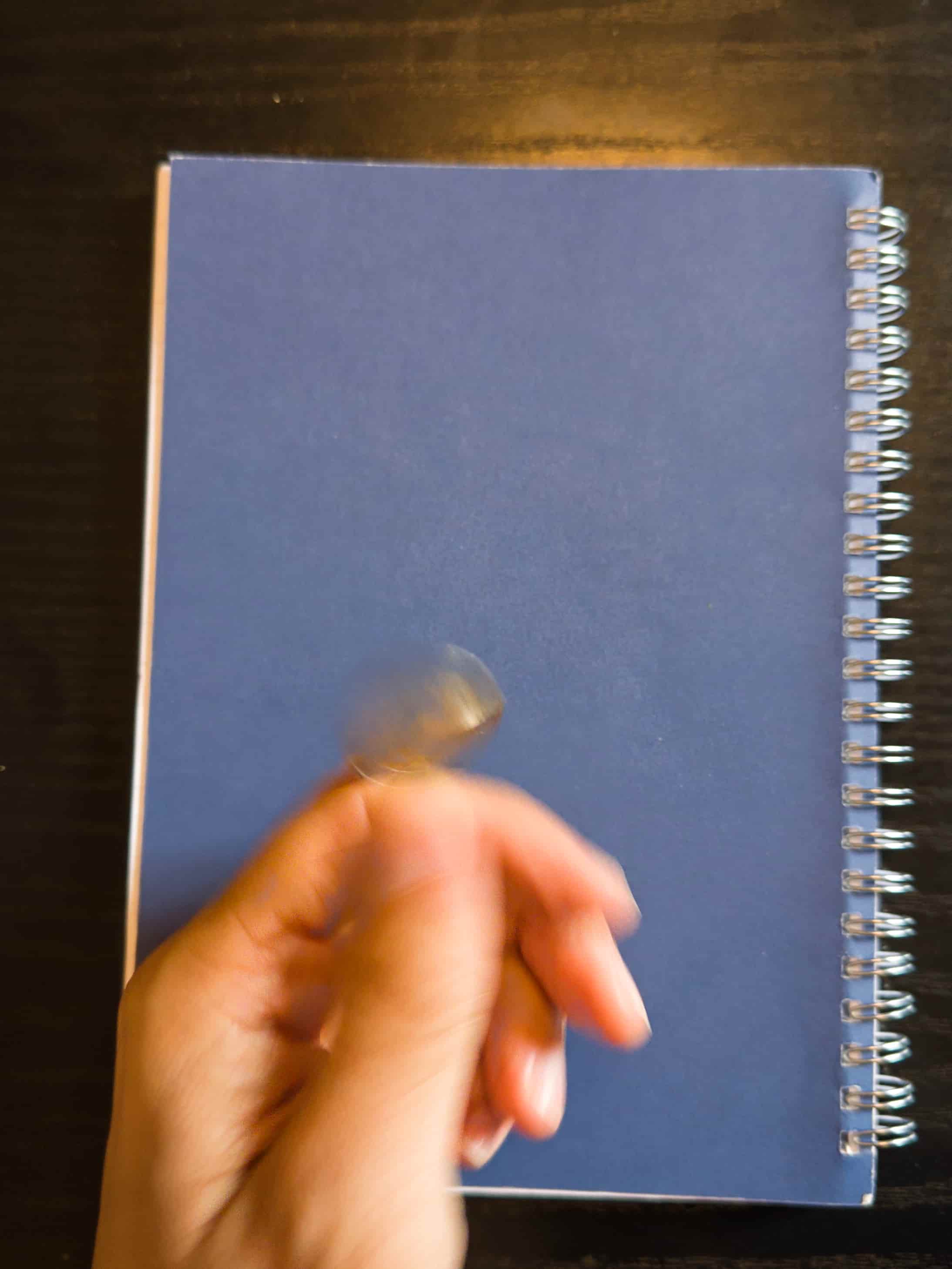 Fotografia di una mano che lancia una moneta.