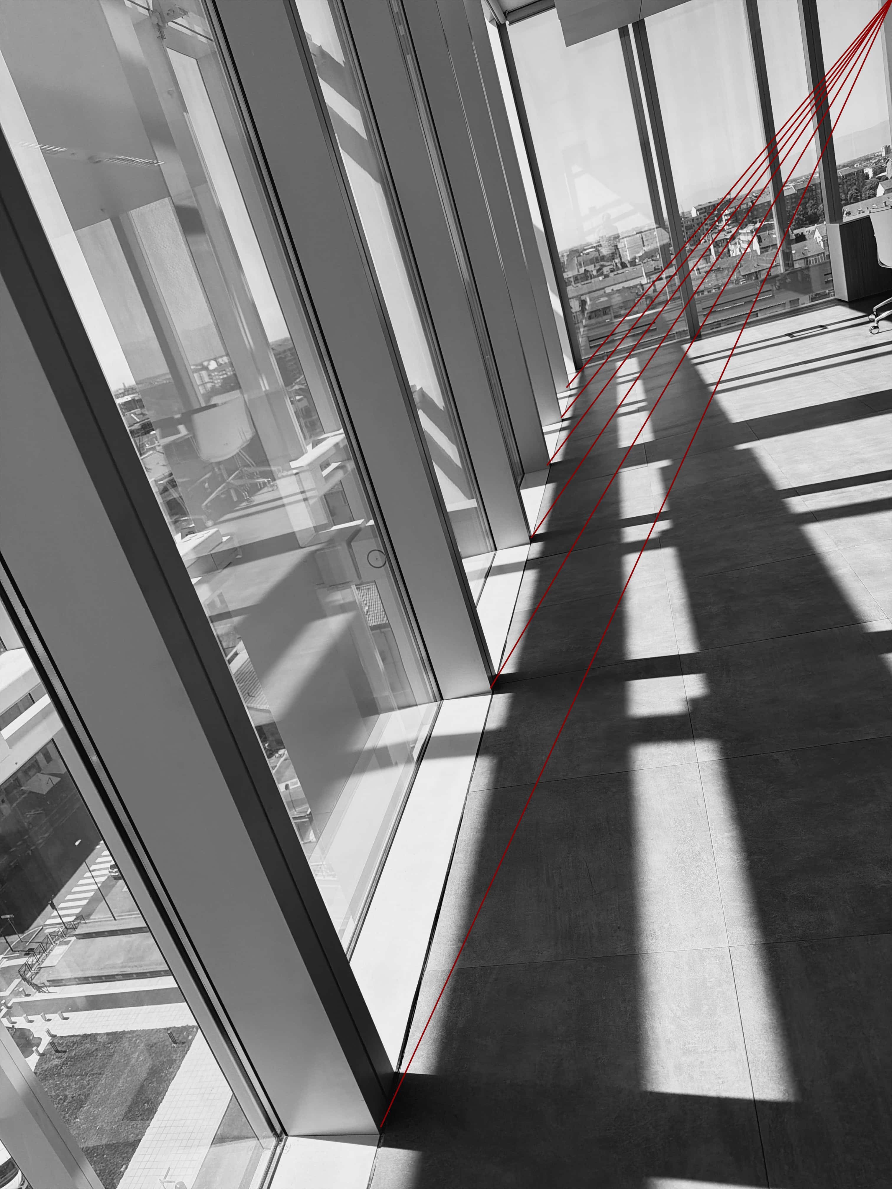 foto in bianco e nero con linee create in post-produzione che scendono obliquamente sino al pavimento