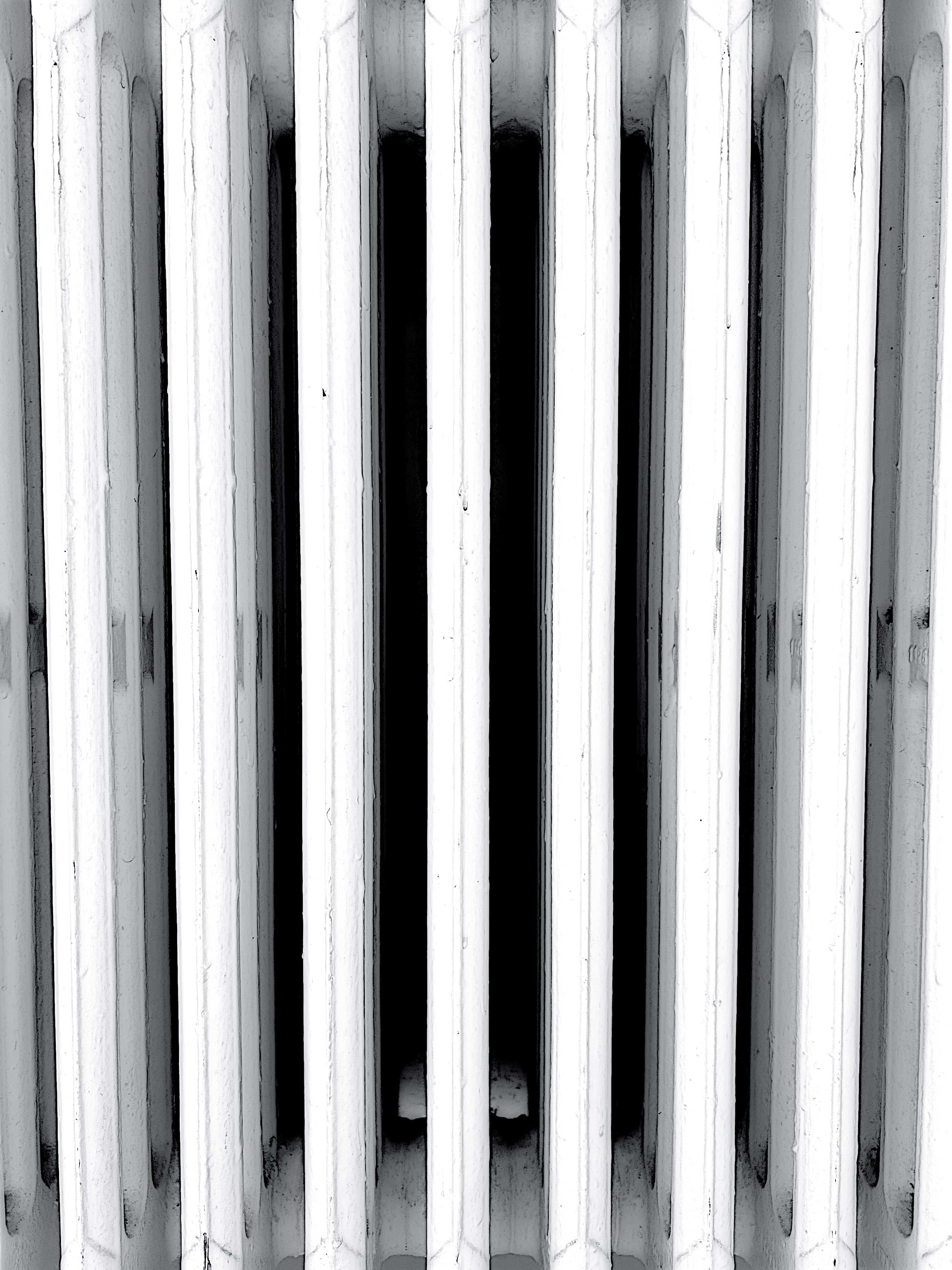 Foto in bianco e nero di un termosifone
