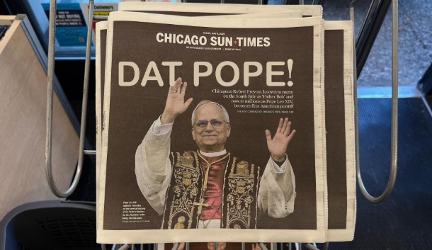 immagine di giornale dell'elezione di Papa leone con scritta: DAT POPE