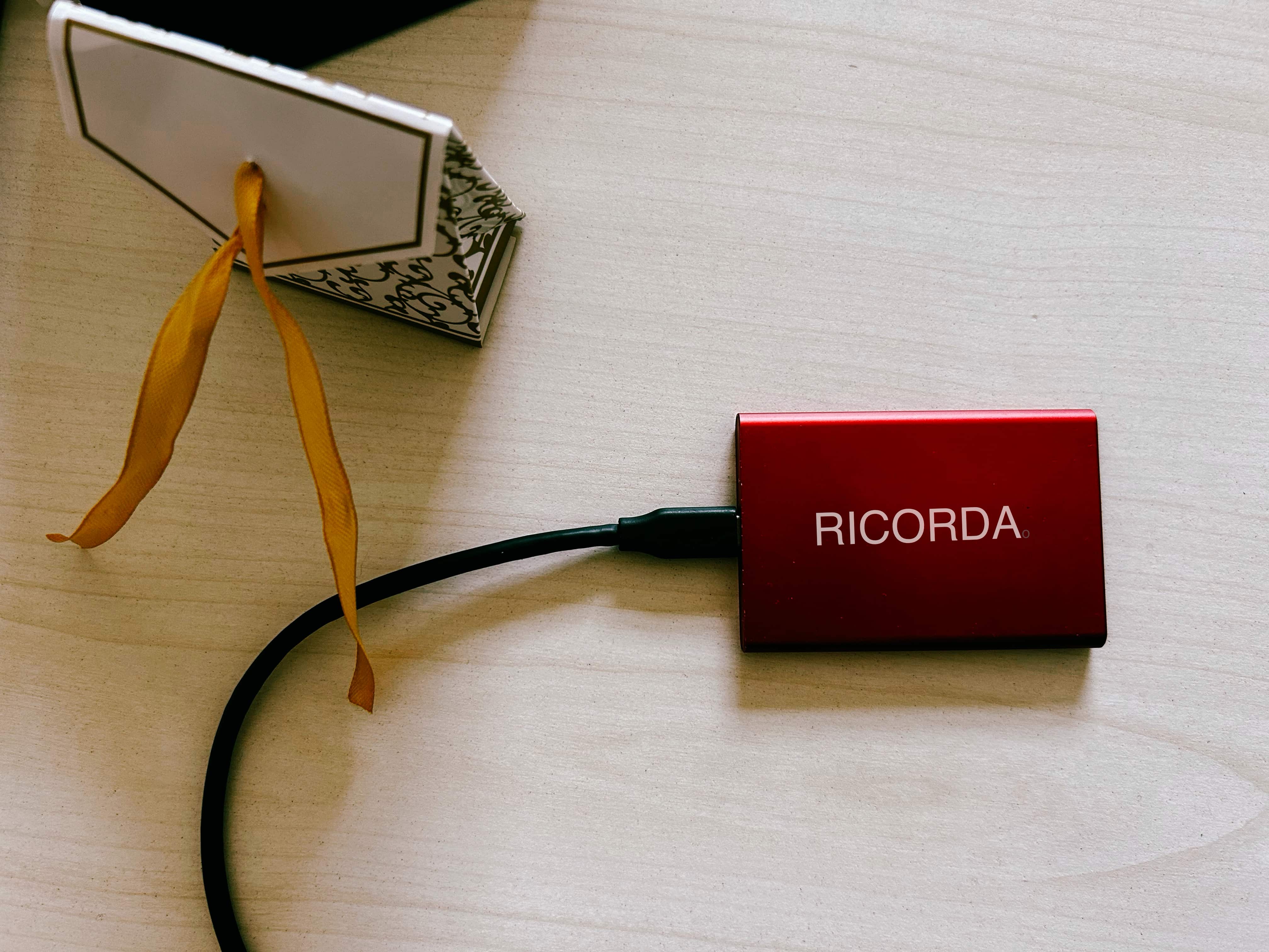 Fotografia di un hard disk con prospettiva dall'alto con sopra scritto: Ricorda
