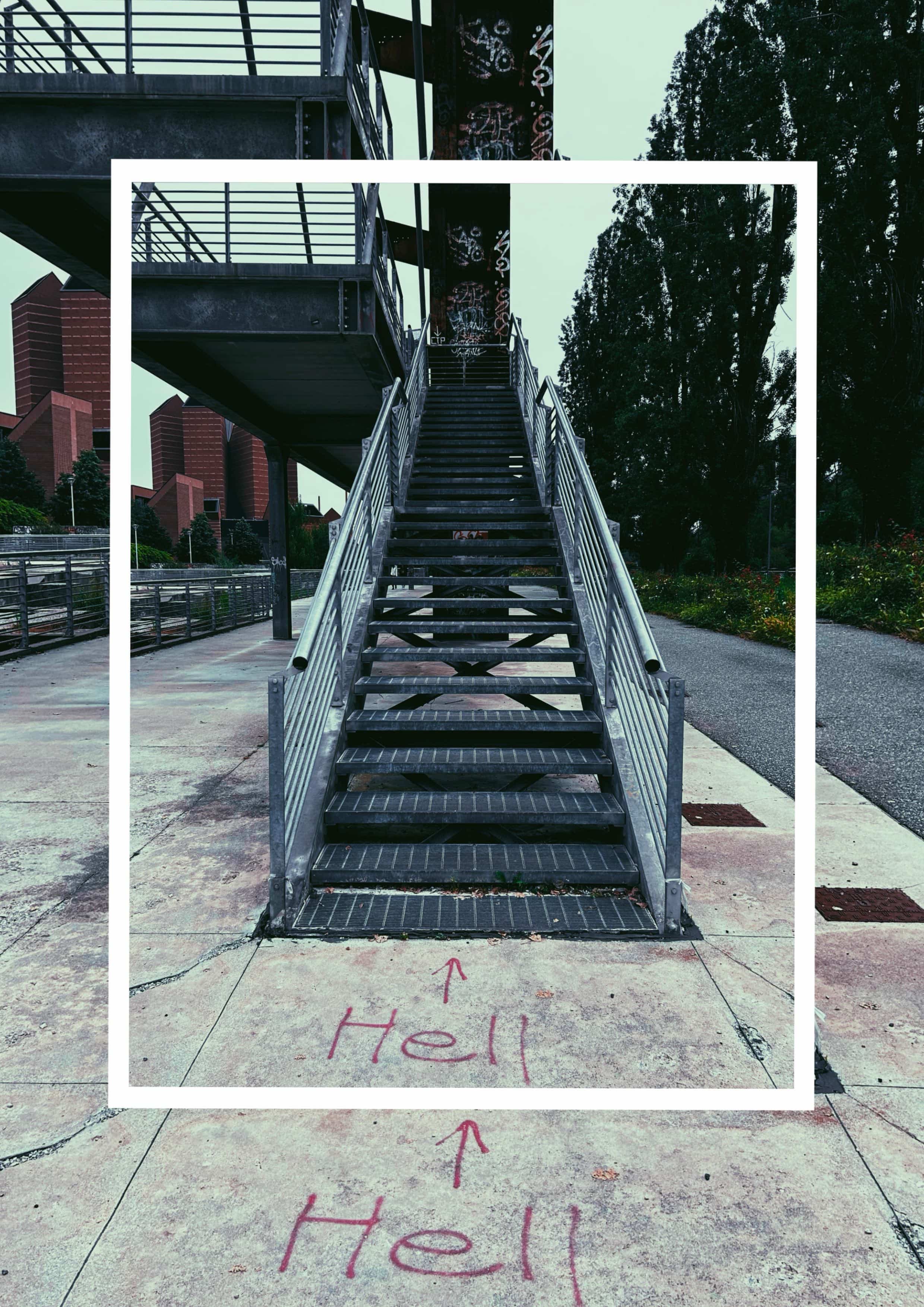 Foto di una scala che sale con al fondo la scritta Hell.